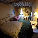 Le Relais Medicis מלון