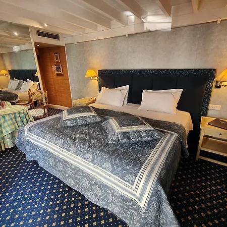 Hotel Le Relais Medicis 4*